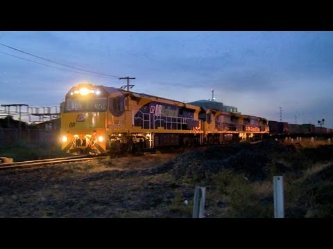 QRNational 6000 Class Locomotives & Freight Train in Melbourne at Night - PoathTV