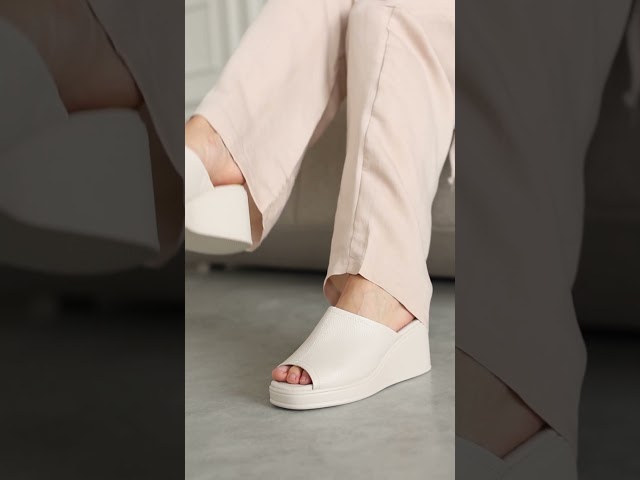 Чоботи жіночі шкіряні байка хутро 592641 Чорний Шльопанці жіночі еко шкіра 594597 Бежеві