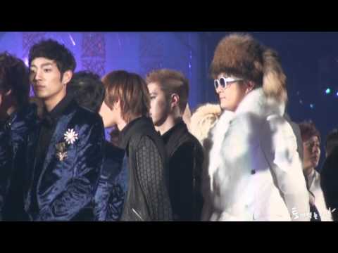 [FANCAM] 111231 Lost Ontokki asking Joon + Kikwang where SHINee members are @ |\/|!3C Gay0 End!ng