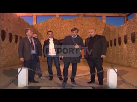 Report TV - Pasardhësi i Skënderbeut në Lezhë viziton vendvarrimin e heroit kombëtar