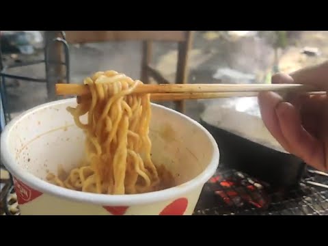 Las personas que desayunan daikon oden hervido y Nissin Yakisoba OVNI en la rueda de porcelana de la mañana #desayuno