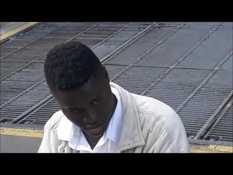 Ele canta nas ruas, mais a voz é de arrepiar!