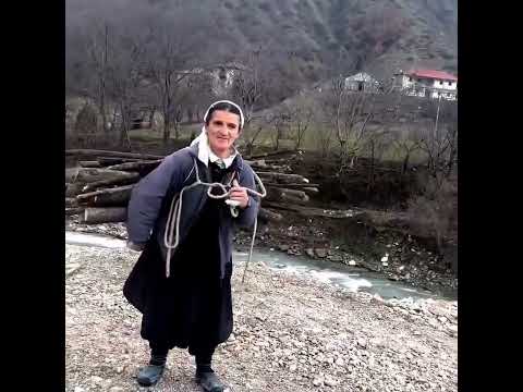 Zonja ngarkohet me dru, burri i duke pirë cigare, Alma Çupi tregon realitetin e gruas shqiptare