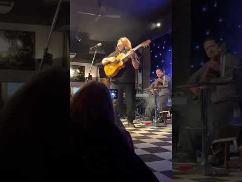 Rimoldi Fraga en café la humedad. Revuelo de ponchos rojos