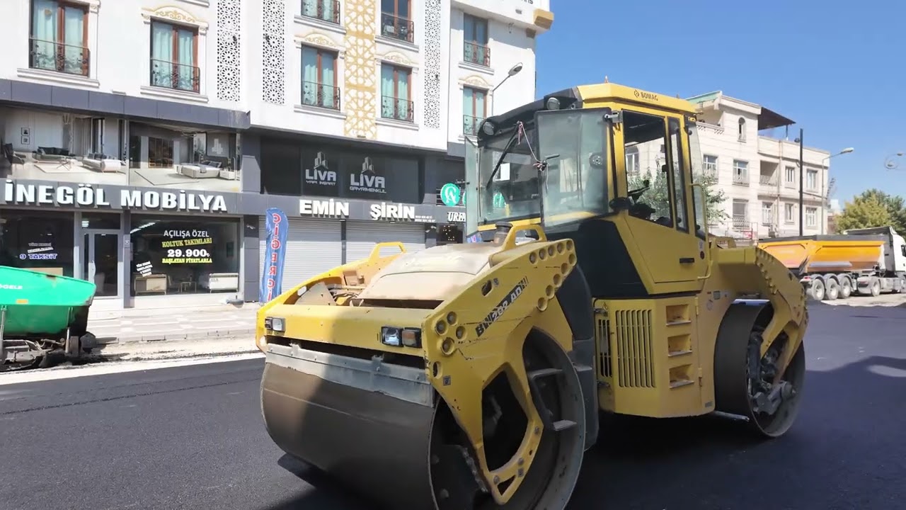 ADNAN MENDERES CADDESİ SICAK ASFALTLA YENİLENİYOR