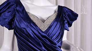 فستان ساتان أزرق مختلف الأطوال بأكمام قصيرة منتفخة وتصميم درابيه
