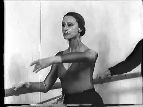 Maya Plisetskaya in class!