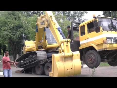 Loading on Tag Trailer in Aceh Excavator Komatsu PC 200-8