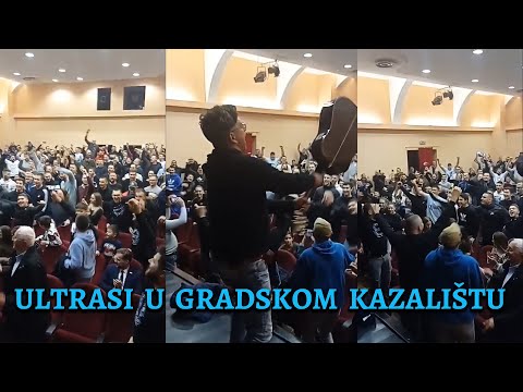 Kazalište u Vinkovcima - Ultrasi zapjevali navijačku pjesmu Cibalije