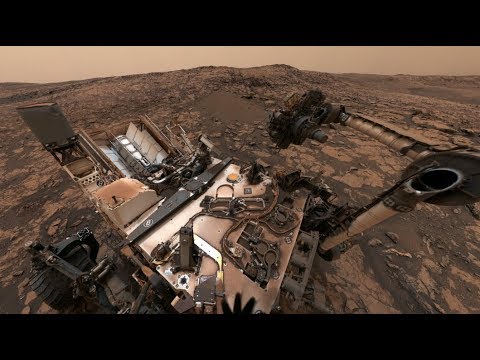 Accanto al rover Curiosity per dare un'occhiata al suolo di Marte