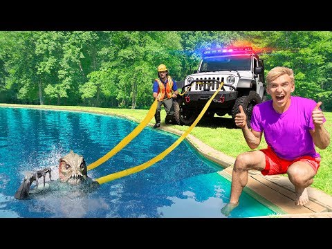 POND MONSTER CAPTURED! (ANIMAL CONTROL OFFICER TRAPS MYSTERY CREATURE HIDING IN SHARER FAM BACKYARD) Video
