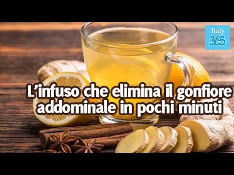 La ragazza scura con lentiggini Maschera contro lentiggini di faccia