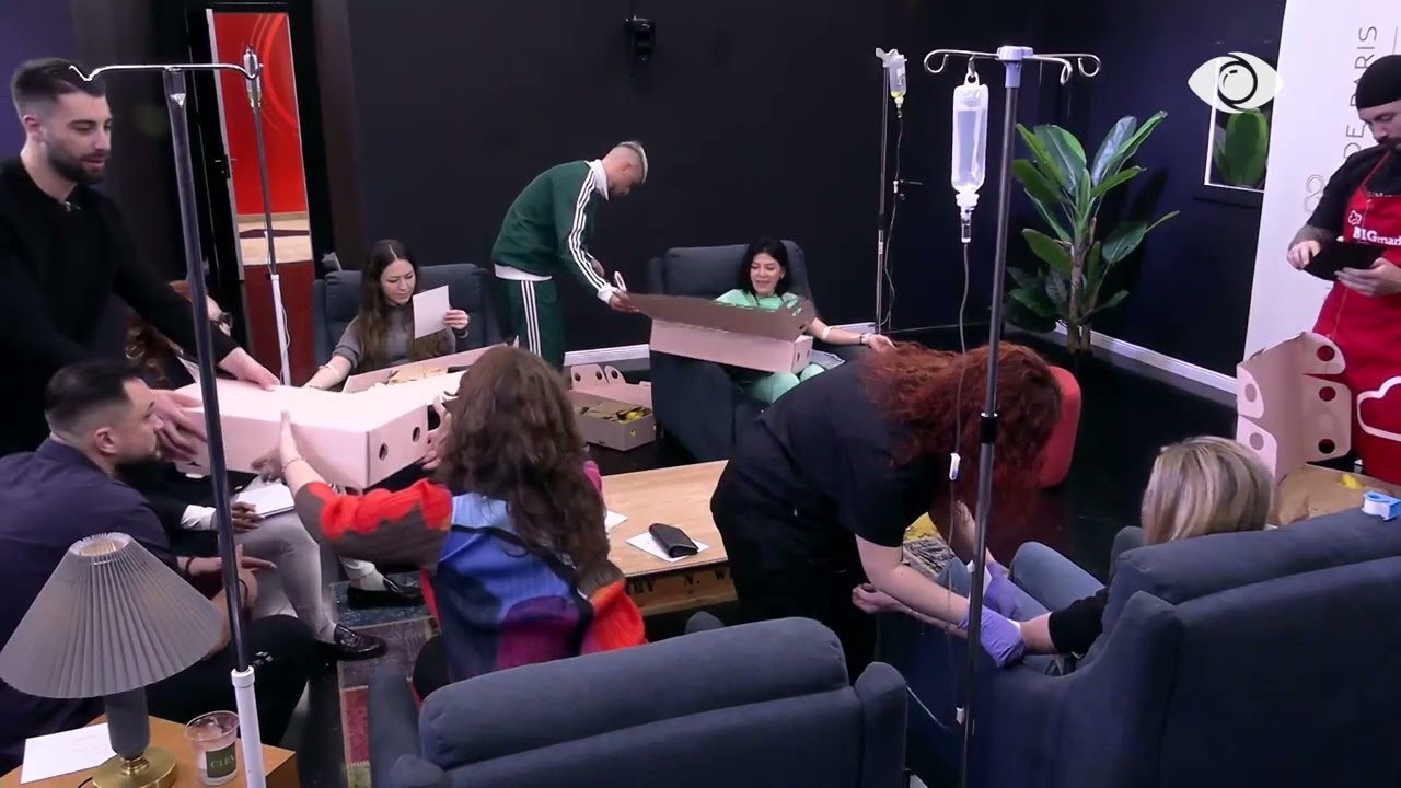 “Për vajzën guximshme…”/ Surprizohen vajzat, Ledion Liço iu dërgon lule për 8 Marsin