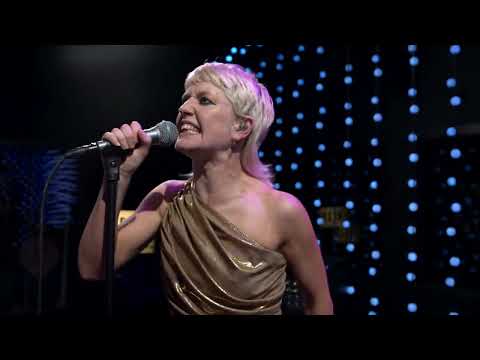 Amyl and The Sniffers - Don't Fence Me In (Live on KEXP)