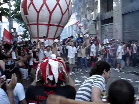 "La banda de la quema ya llegó" Barra: La Banda de la Quema • Club: Huracán