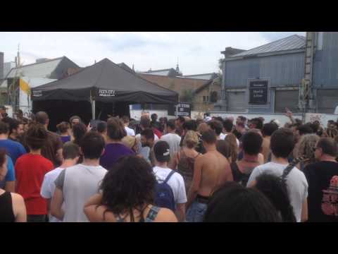 Aba Shanti-I plays Vivian Jones' - Who's Gonna Get Caught@Reggaebus 2015 (8-8-2015)