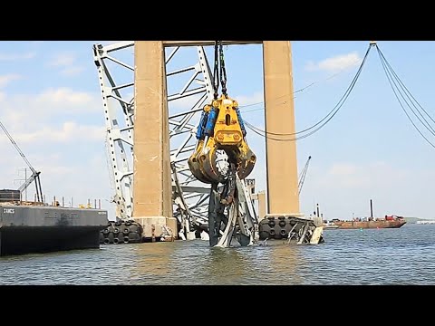 The HSWC500 1000 giant hydraulic claw goes to work clearing the wreckage of the Baltimore Bridge