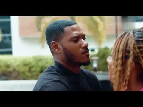 La fille à papa arrogante et méchante tombe peu à peu de leur homme ménagère