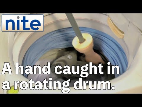 【nite-ps】Washing machine:1.A hand caught in the rotating drum of a centrifugal dryer