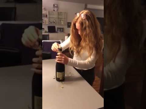 Anna åbner øl - igen