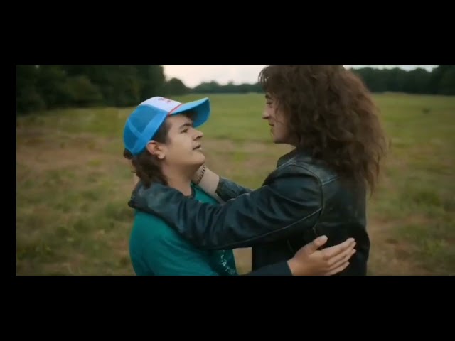 Vídeo relacionado con Stranger Things Eddie and Dustin Oficialmente Autorizado Sudadera con Capucha