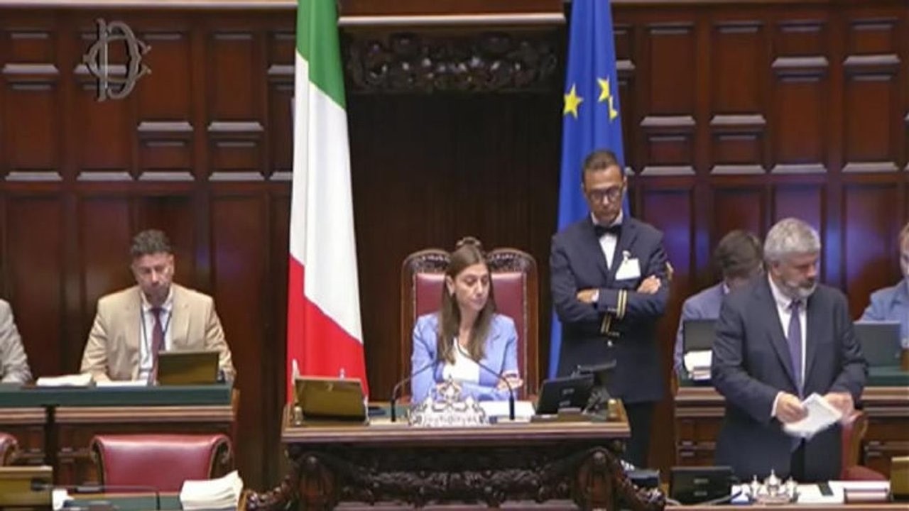 Fratoianni: Meloni riferisca in Aula su sospensione Schengen con Spagna, scelta imbarazzante
