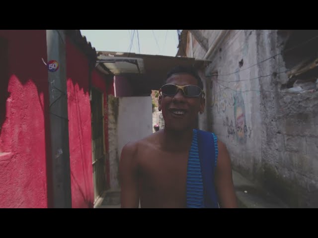 Video zu 'Menina De Vermelho' ansehen Video zu 'Menina De Vermelho' ansehen