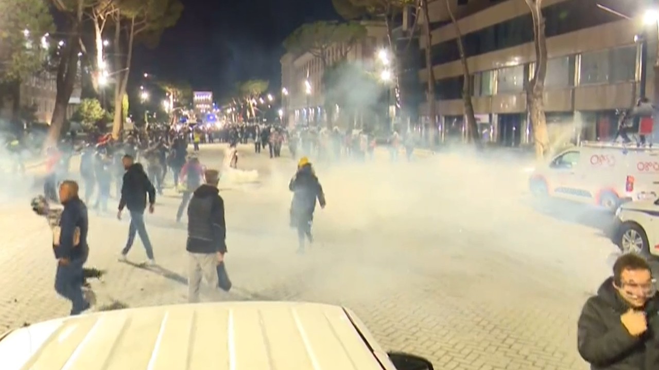 Dita e 13-të e protestës/Para Kryeministrisë hidhen gurë, policia përdor gaz lotsjellës