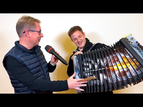 Party-Schlagersänger Swen Tangl lässt seine neue steirische Harmonika ertönen