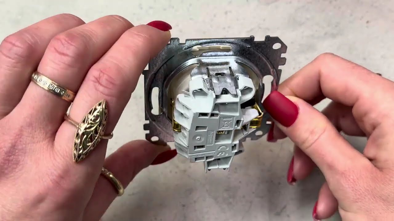 Розетка одинарна з/з з шторками SCHNEIDER Sedna Design бежевий SDD112022