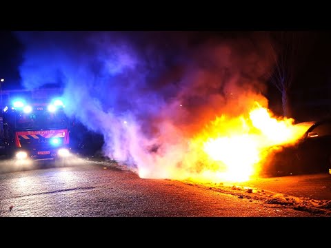 Osse Brandweer komt met spoed ter plaatse bij een autobrand aan de Aartshertoginstraat in Oss