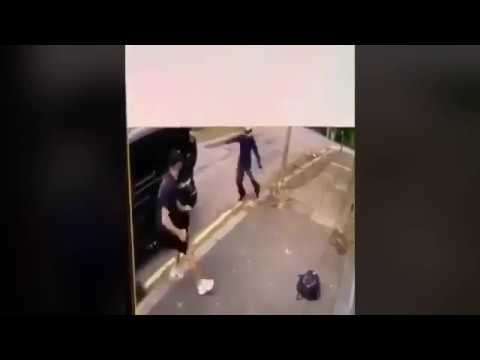 Video. Fotbaliștii Mesut Ozil și Sead Kolasinac atacați de indivizi &icirc;narmați cu cuțite! Bosniacul s-a luptat cu infractorii
