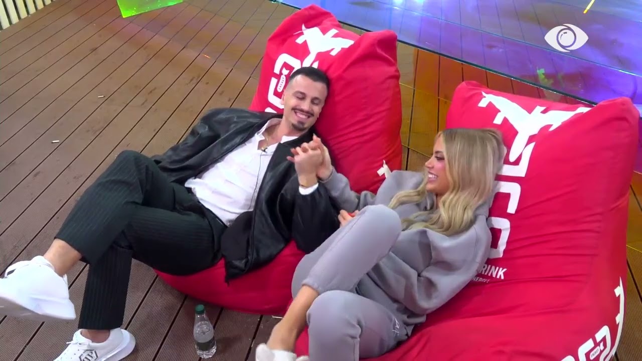 Mateo i puth dorën Brikenës, teksa luajnë me njëri-tjetrin