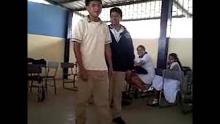 preview picture of video 'pelea y caída sorprendente de dos estudiantes del  simón bolívar'