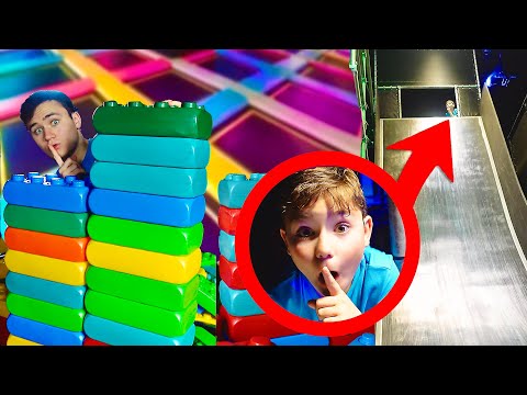 Cache-cache dans un trampoline park géant !