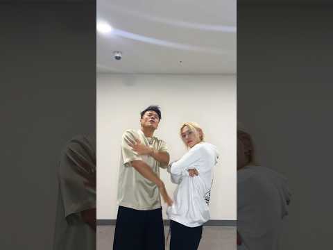 필릭스의 #WalkinOnWater Challenge 💦 w/ #박진영 #JYPark PD님!⭐ #StrayKids #스트레이키즈 #필릭스 #Felix #合 #HOP