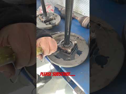 How to remove an Axle Bearing Circlip without Special Tools #shorts #safetyfirst #2022 #hilux