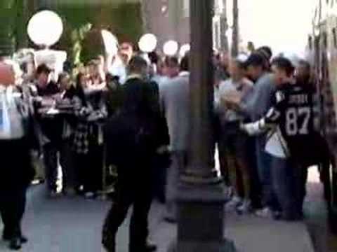 Sidney Crosby signing autographs