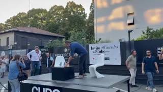 Il lungo applauso e il pubblico in piedi: il video dell'arrivo di Ranucci a Parma sul palco di Lu...