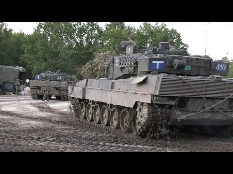 Leoparden im Schlamm. Leopards in the mud. Kampfpanzer Leopard 2 Panzerlehrbataillon 93 im Manöver