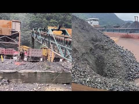 Third-person perspective of unloading a 4,500-ton sand barge.  | Satisfactory video