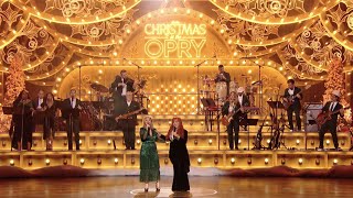 Kelly Clarkson &amp; Wynonna - Santa Claus is Coming to Town (Live from NBC&#39;s Christmas at the Opry)