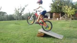 preview picture of video 'Mattia NUCCI di 7 anni -Bolsena- salta con la Mountain Bike (2)'