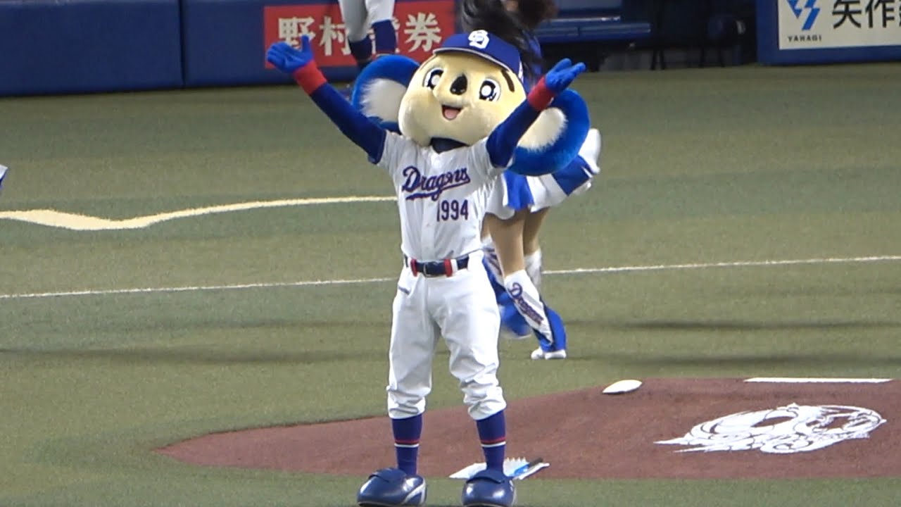 チームの勝利を願って天に祈りを捧げるドアラ！