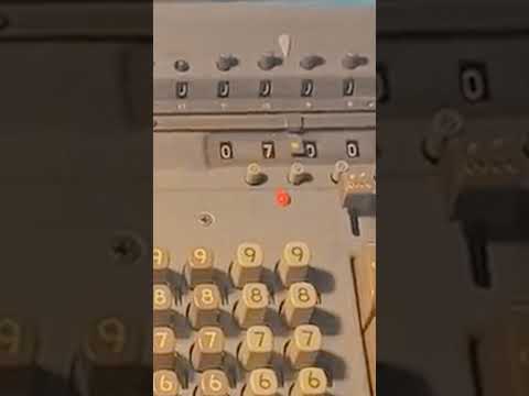 Calculadora mecánica de los años 50 se desmorona ante el enigma de la división por cero: el relicto