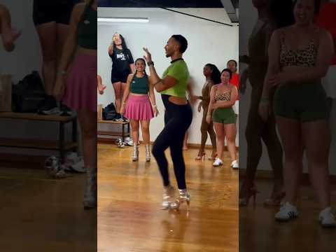 BAILANDO SAMBA CON TACOS BIEN ALTOS ✨💃 #samba #brazil #riodejaneiro #dance #love