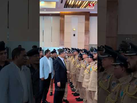 পুলিশে বিভিন্ন পদের কর্মকর্তাদের পদক প্রদান করছেন স্বরাষ্ট্রমন্ত্রী সালাহউদ্দিন আহমেদ