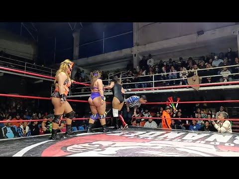 Le destrozan la máscara a la Hiedra.