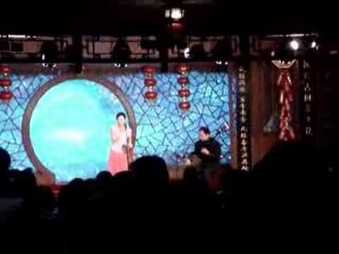 kleine Kostprobe einer Pekingoper - schrecklich!!!