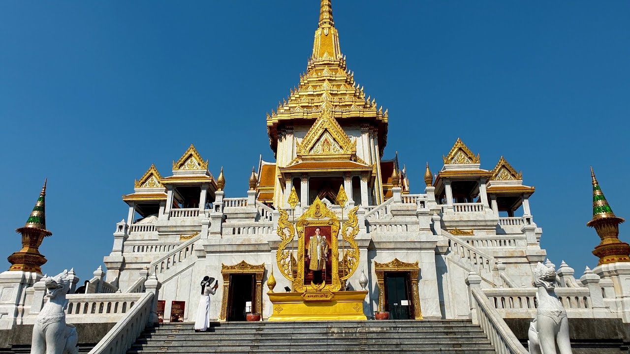Embark on an immersive video journey through the magnificent Wat Traimit.
